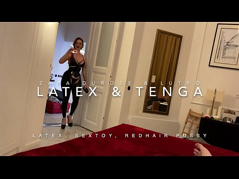 ❤️ Ngoanana e monyane ea nang le hlooho e khubelu ea apereng seaparo sa latex se kentsoeng ke ntate oa bobeli Litšoantšo tsa bootsoa ka morao ❌️